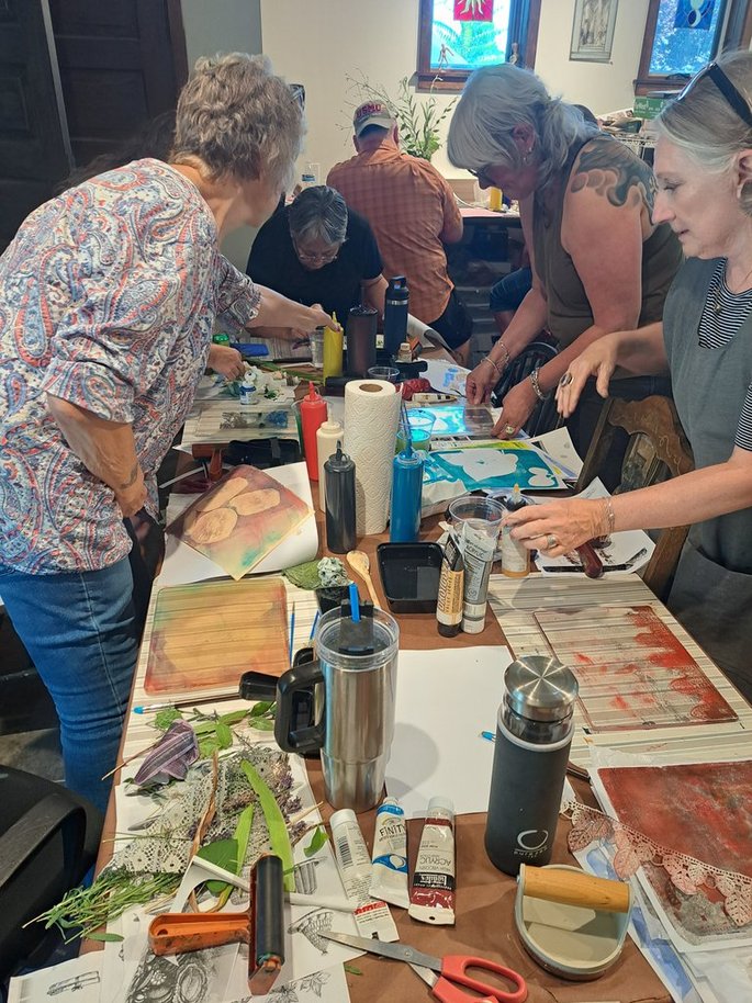 students in Tilley Bubb's studio working on gel plate prints'
