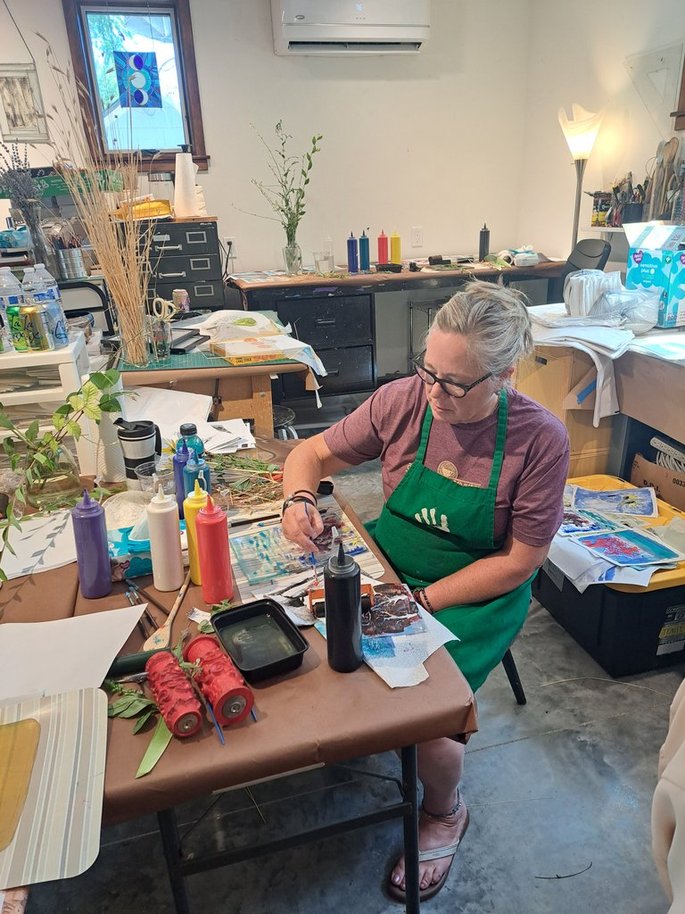 students in Tilley Bubb's studio working on gel plate prints'